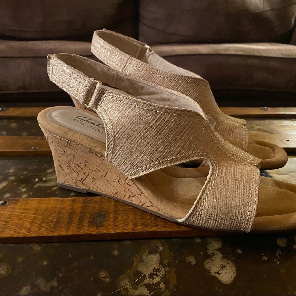 Clarks Women's Tan/Gold Textured Sandals - Picture 2 of 3